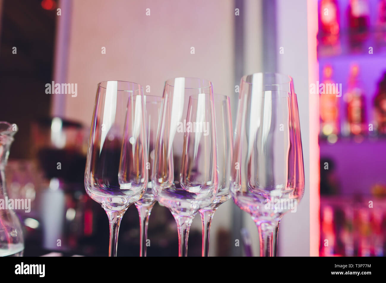 Vuoto pronto per utilizzare bicchieri di vino sul vassoio al tavolo nel  ristorante Foto stock - Alamy