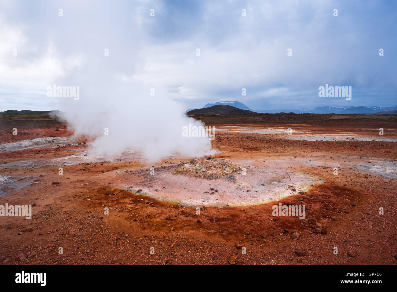 Paesaggio con eruzione vapore. Area geotermale Hverir, Islanda, l'Europa. Nuvoloso Giorno Foto Stock