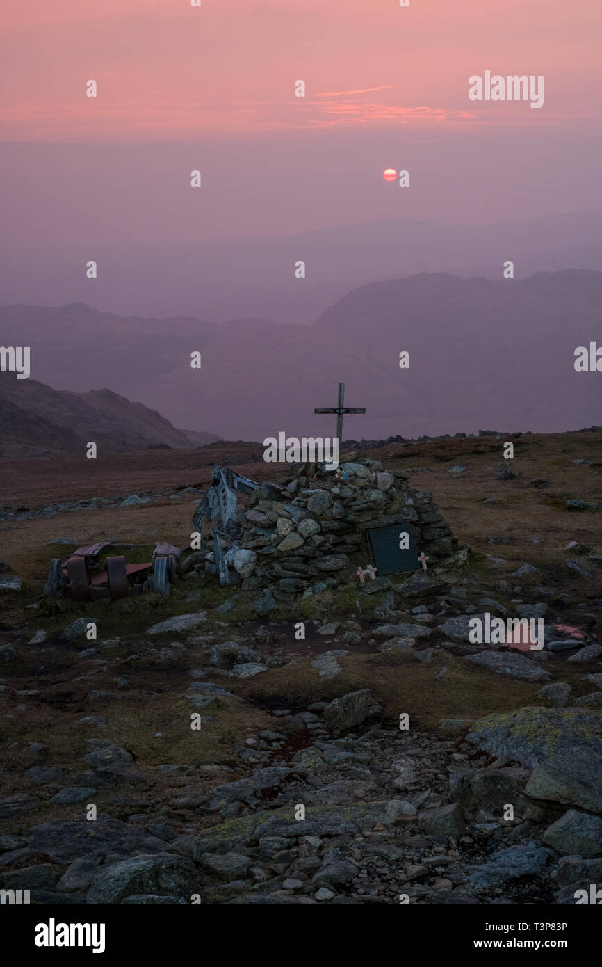 Memorial cairn sulla grande Carrs nel distretto del lago (UK) per l'equipaggio di un Royal Canadian Air Force Halifax bomber che si è schiantato sulla montagna nel 1944 Foto Stock