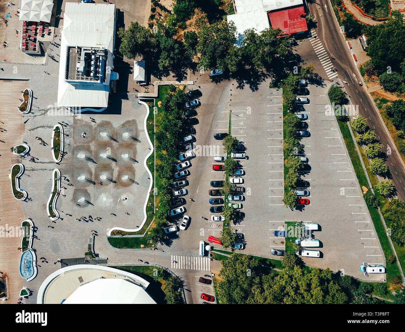 Fotografia aerea della città moderna di parcheggio da sopra. Foto Stock