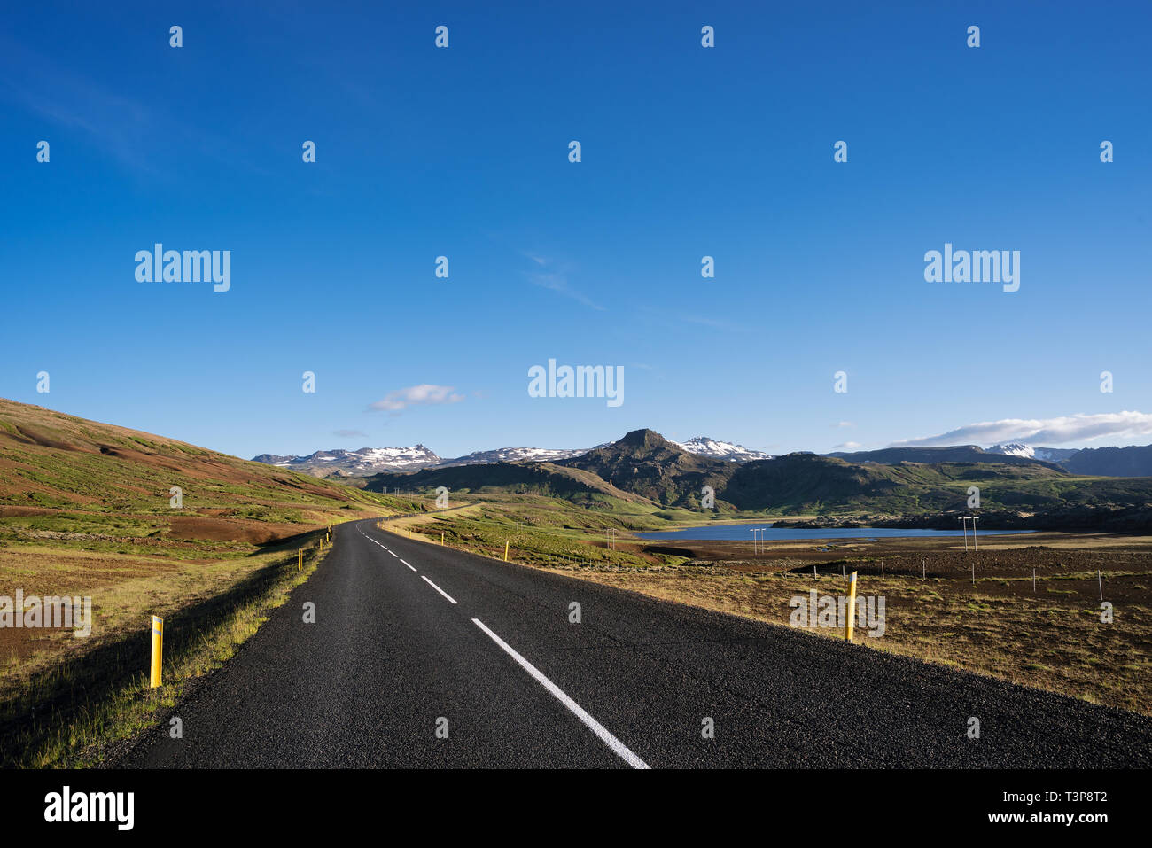 Strada numero 1 in Islanda. Cielo blu chiaro. Tempo soleggiato giorno d'estate. Vista sulle montagne Foto Stock