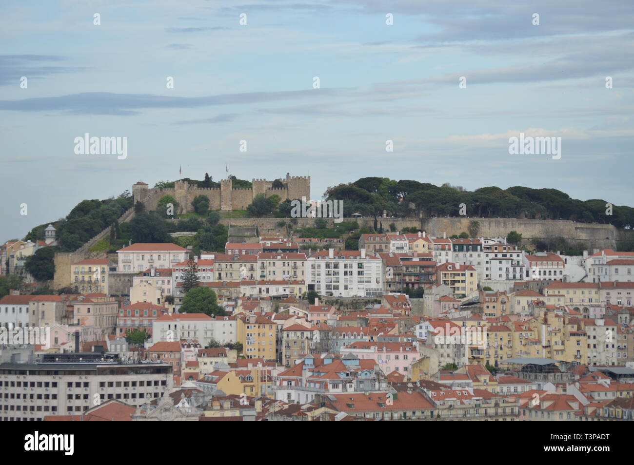 Meravigliose viste panoramiche del castello medievale di San Jorge da San Pedro de Alcantara Giardino a Lisbona. Natura, architettura, storia, street fotografia Foto Stock