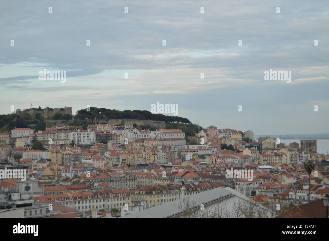 Meravigliose viste panoramiche del castello medievale di San Jorge e Cattedrale di San Pedro de Alcantara Giardino a Lisbona. Natura, architettura, storia, stree Foto Stock