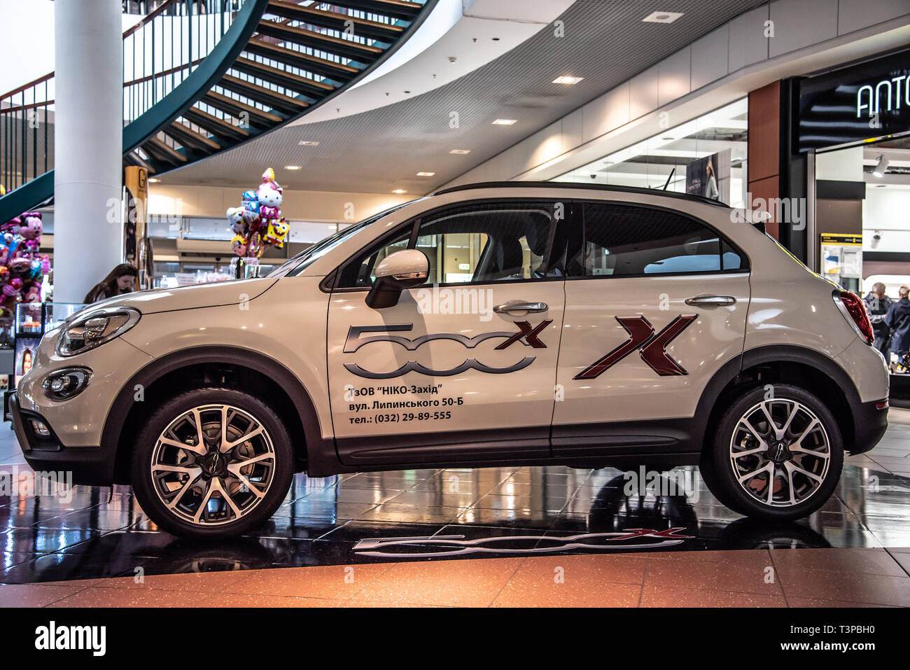 Fiat 500 Bianco X presso lo stand nel centro commerciale. Foto Stock