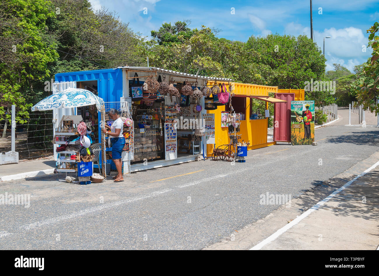 João Pessoa - PB, Brasile - 25 Febbraio 2019: colorate contenitori atti a vendere artigianato, souvenir e prodotti alimentari locali mirante a fare il Farol do Cabo Branco. Foto Stock