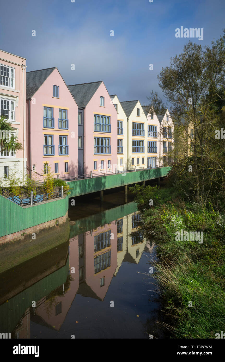 Nuovi appartamenti dai colori pastello si trovano nelle acque del fiume Dart a Totnes, Devon Foto Stock