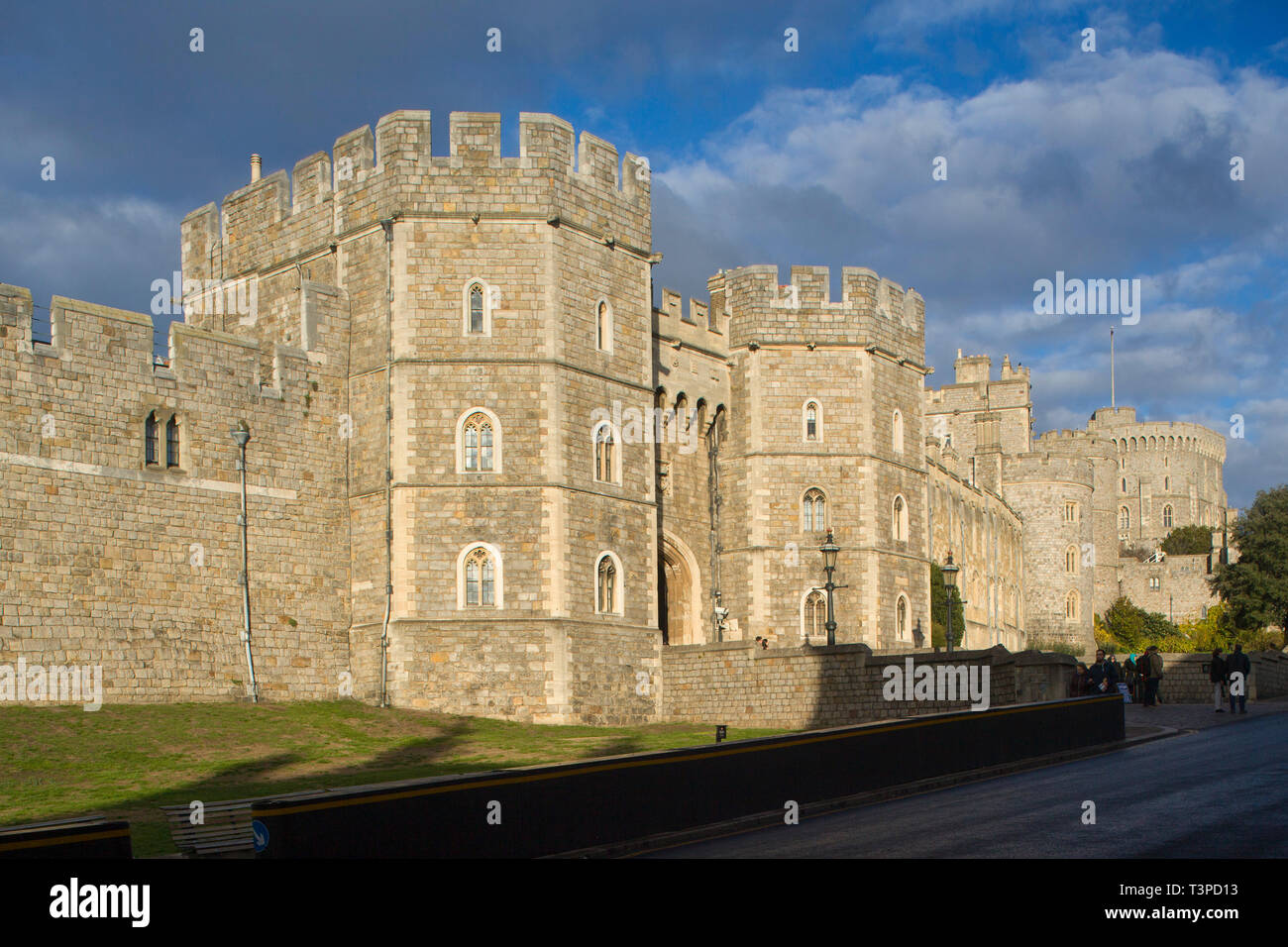 Il sud rivolto verso il lato del castello di Windsor sulla Collina del Castello in serata brillante luce solare Foto Stock