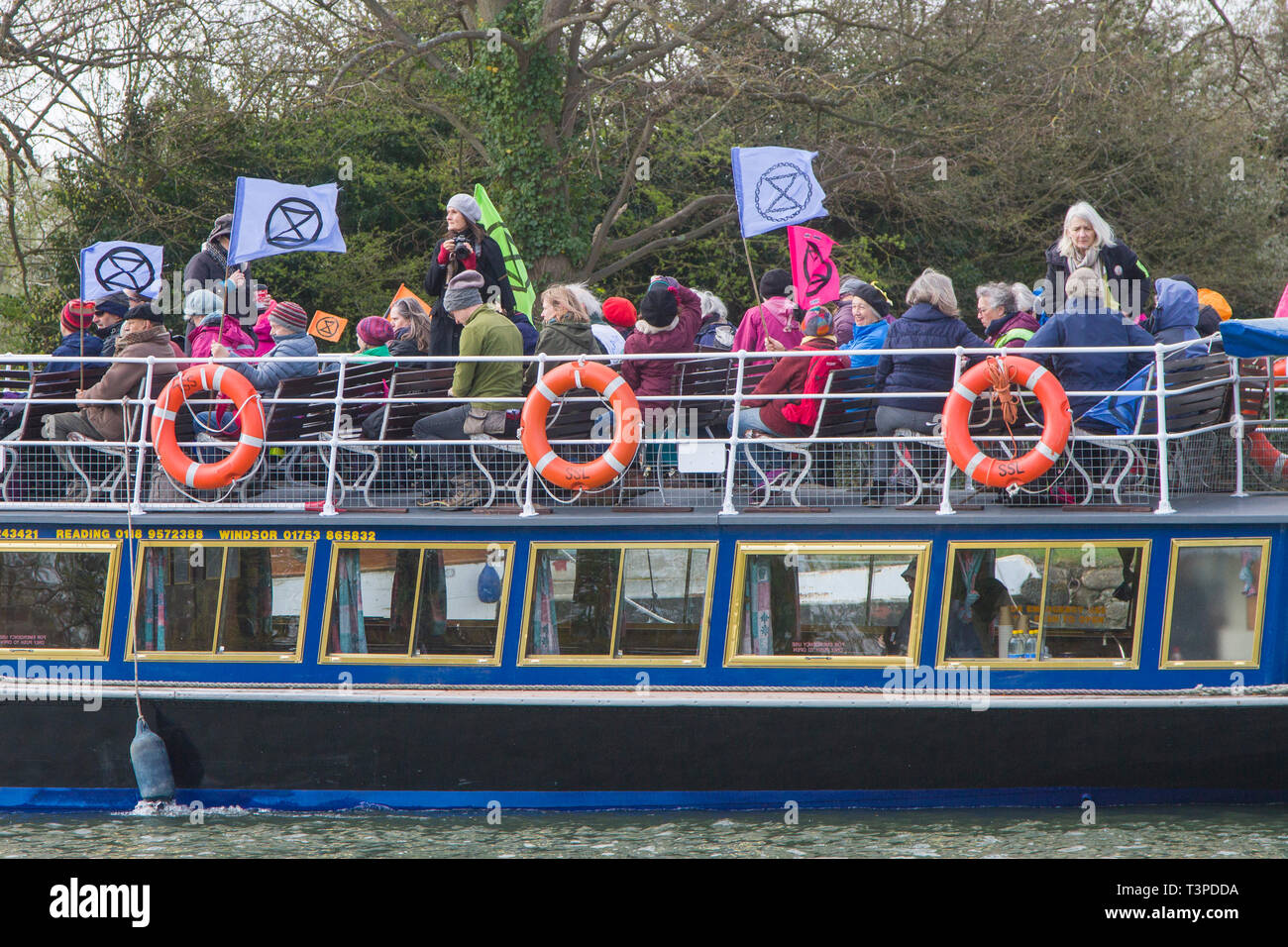 Il ramo di Oxford di estinzione della ribellione cominciano il loro marzo a  Londra alla follia Bridge, Oxford prendendo un battello a vapore a Abingdon  lungo il fiume Tamigi Foto stock -