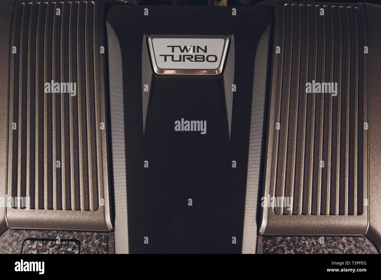 Ufa, Russia - 10 Febbraio 2019: Il motore delle auto Lexus close-up con l'emblema. Foto Stock