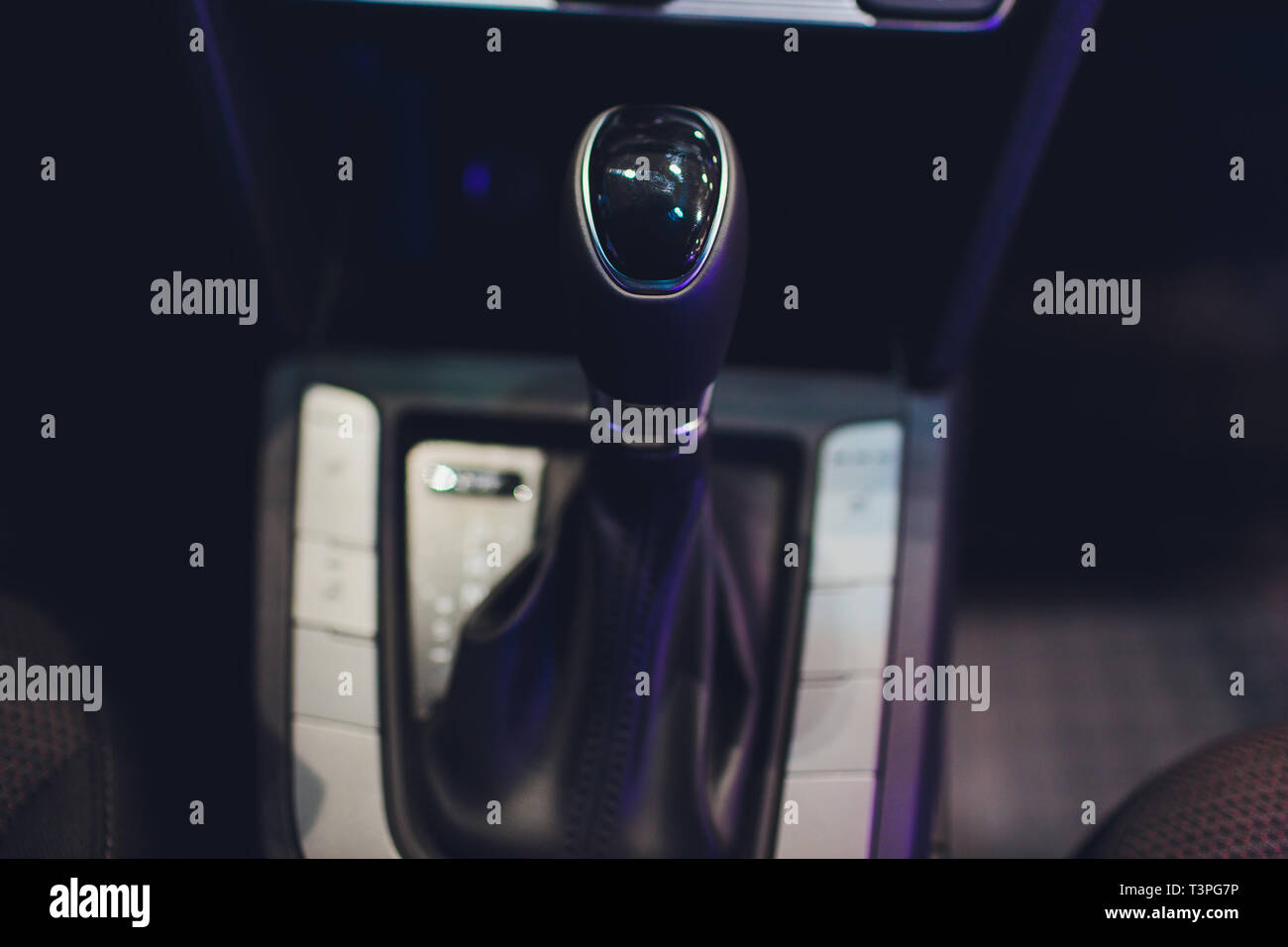 Messa a fuoco selettiva a sei velocità di cambio marcia nel carrello car . Trasmissione di cambio marcia.copia dello spazio. Foto Stock