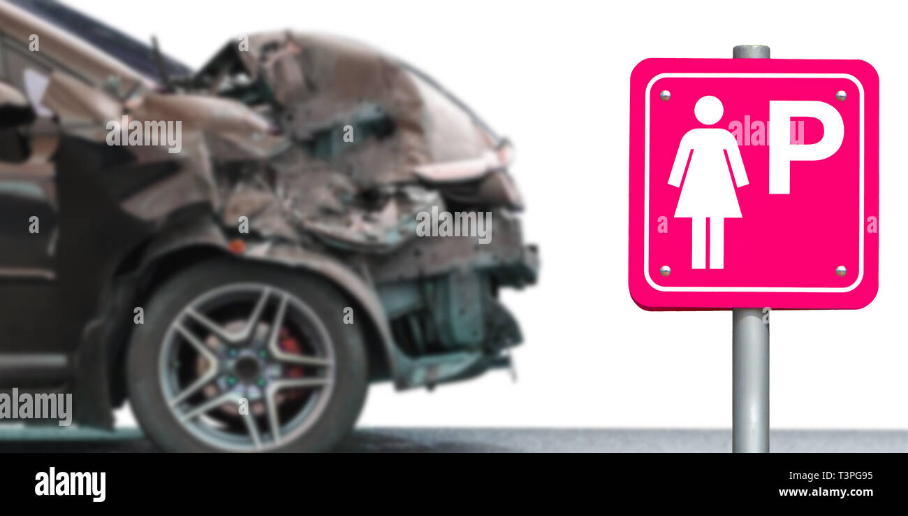 Il segno rosa per il parcheggio auto solo per le donne con la vettura danneggiata su sfondo bianco. Si è schiantato auto è il parcheggio sul posto solo per signora. Foto Stock