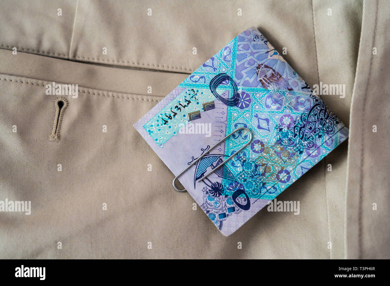 Qatar Riyal rileva la caduta di pantaloni pantaloni o tasche Foto Stock