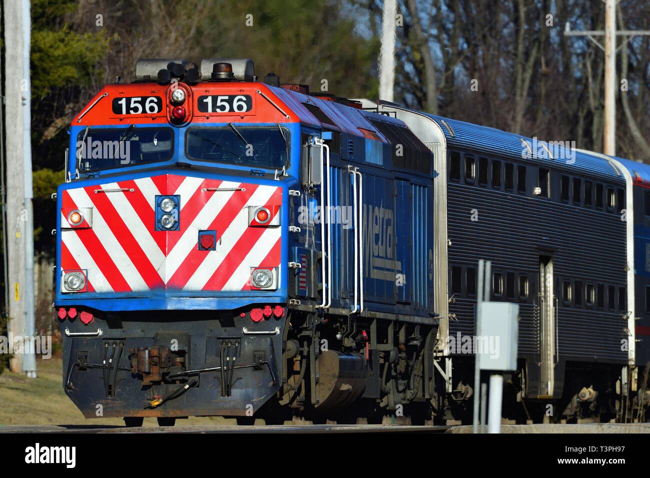 Ginevra, Illinois, Stati Uniti d'America. Una locomotiva Metra portando un treno dei pendolari da Chicago attraverso Ginevra, Illinois. Foto Stock