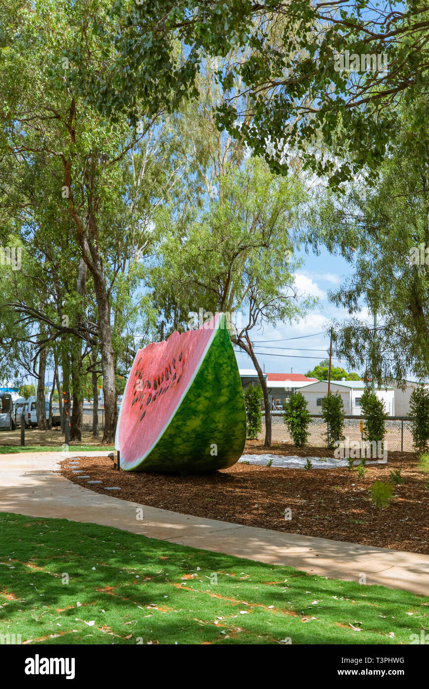 Il grande cocomero in Chinchilla, una cittadina nella parte occidentale del Queensland, Australia. Ogni due anni la città mantiene una sagra del melone Foto Stock