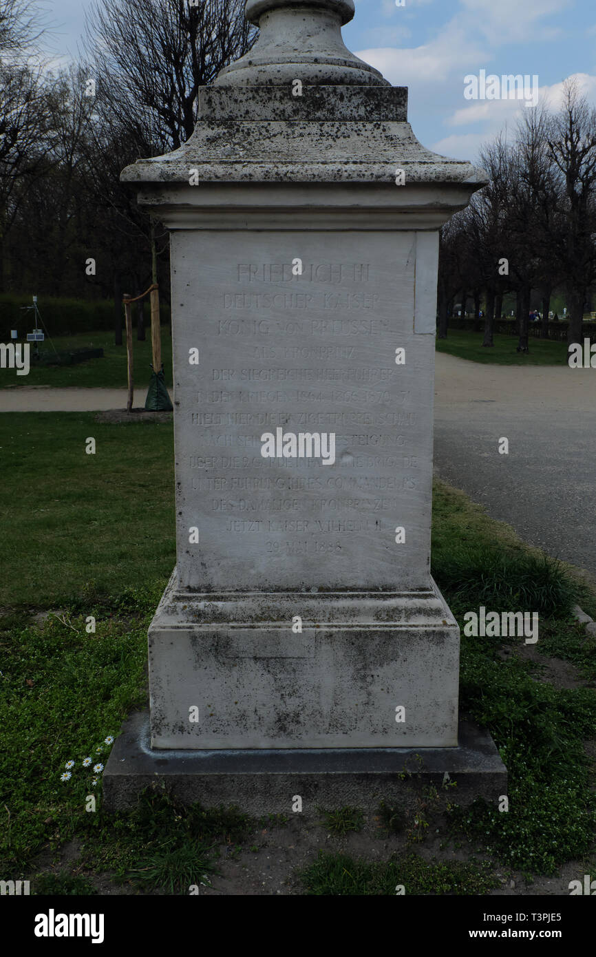 Un Monumento per il solo tempo in cui il tedesco Kaiser Friedrich III riesaminato le truppe durante i 99 giorni del suo regno nel 1888, poco prima della sua morte. Foto Stock