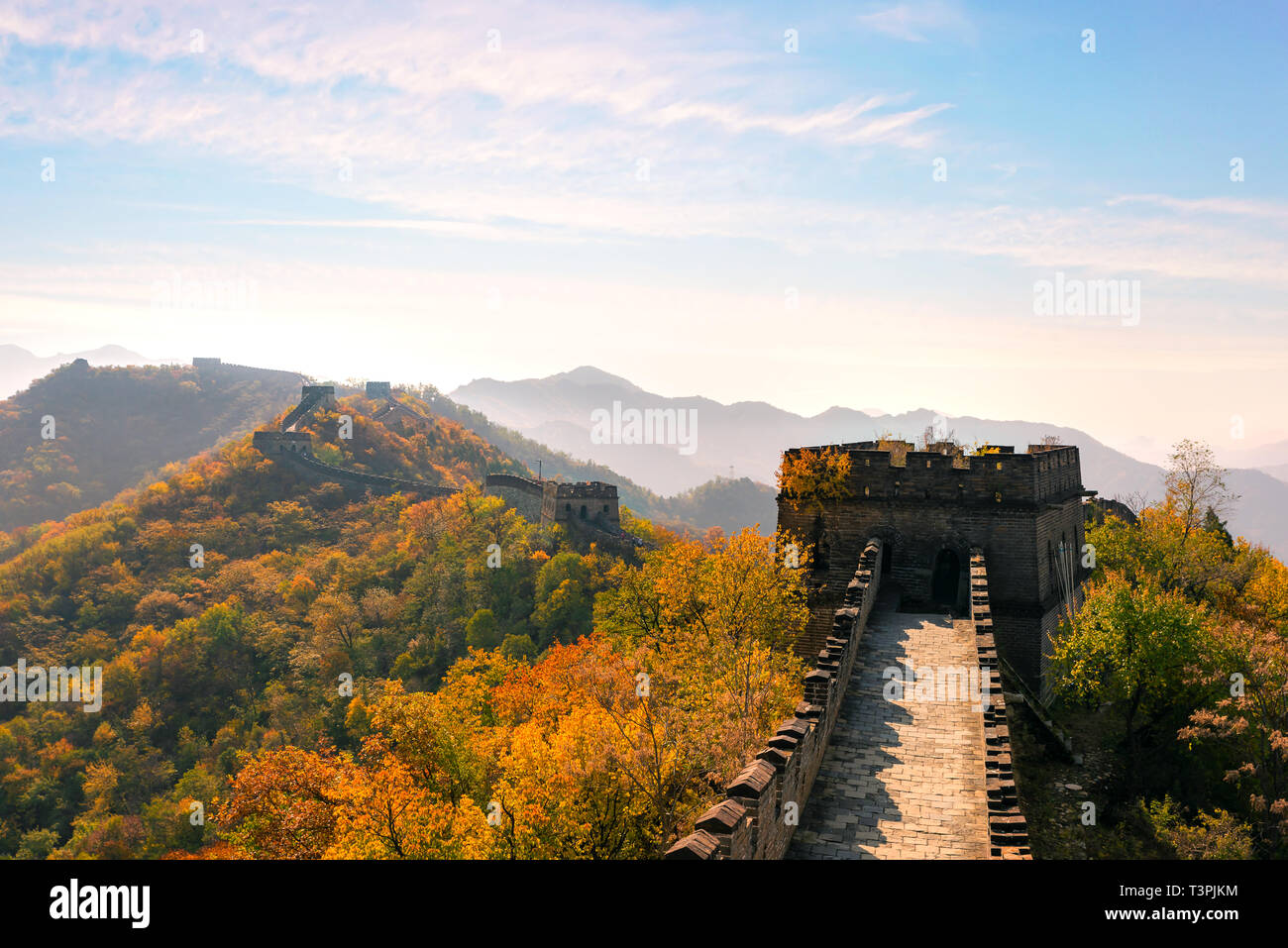 La Grande Muraglia della Cina in colorito autunno durante il tramonto vicino a Pechino, in Cina. Foto Stock