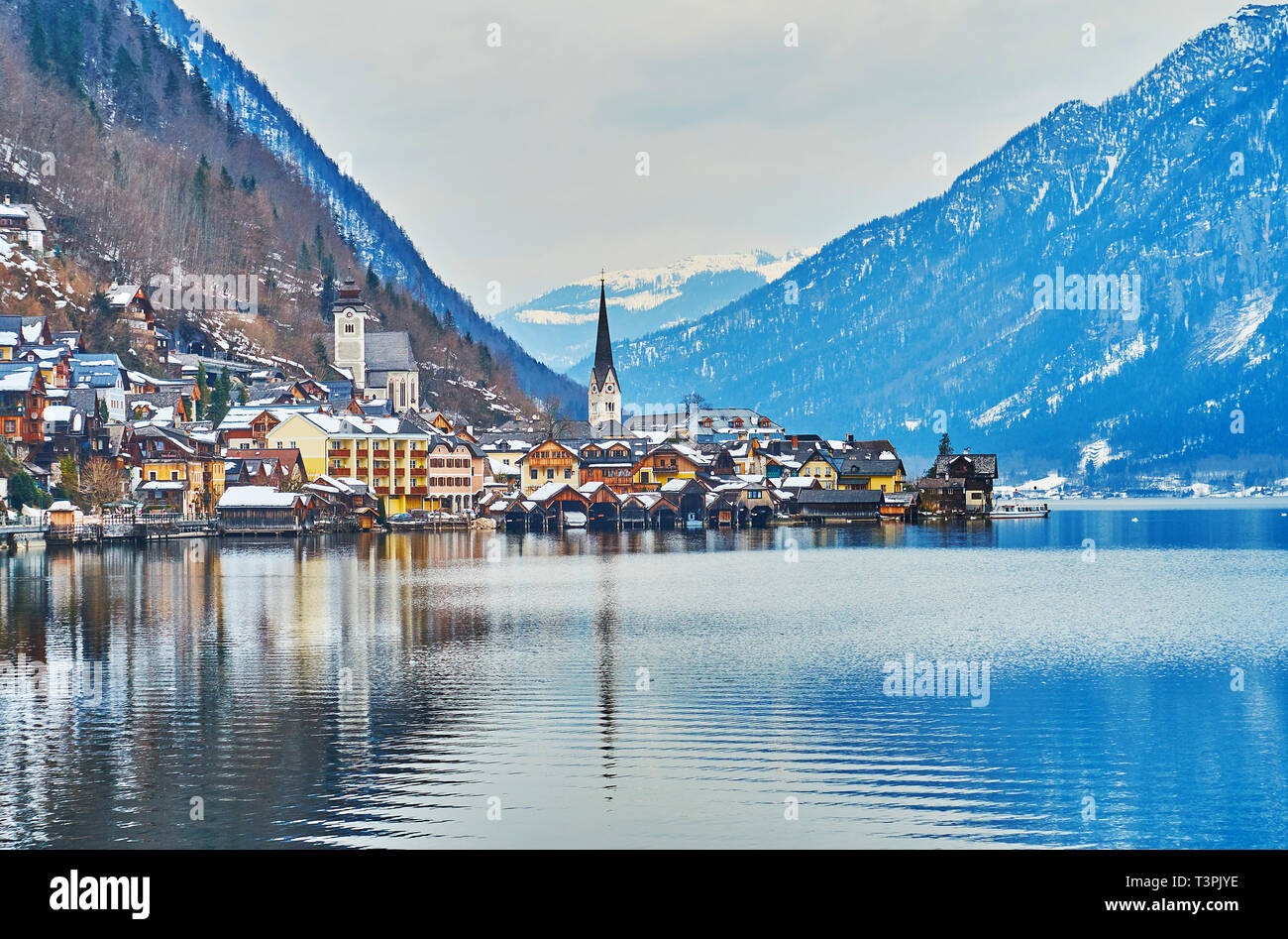 Il complesso architettonico di Hallstatt con numerose piccole case, alto campanile di Maria am Berg Chiesa Parrocchiale e la guglia di evangelica Kirche, reflec Foto Stock