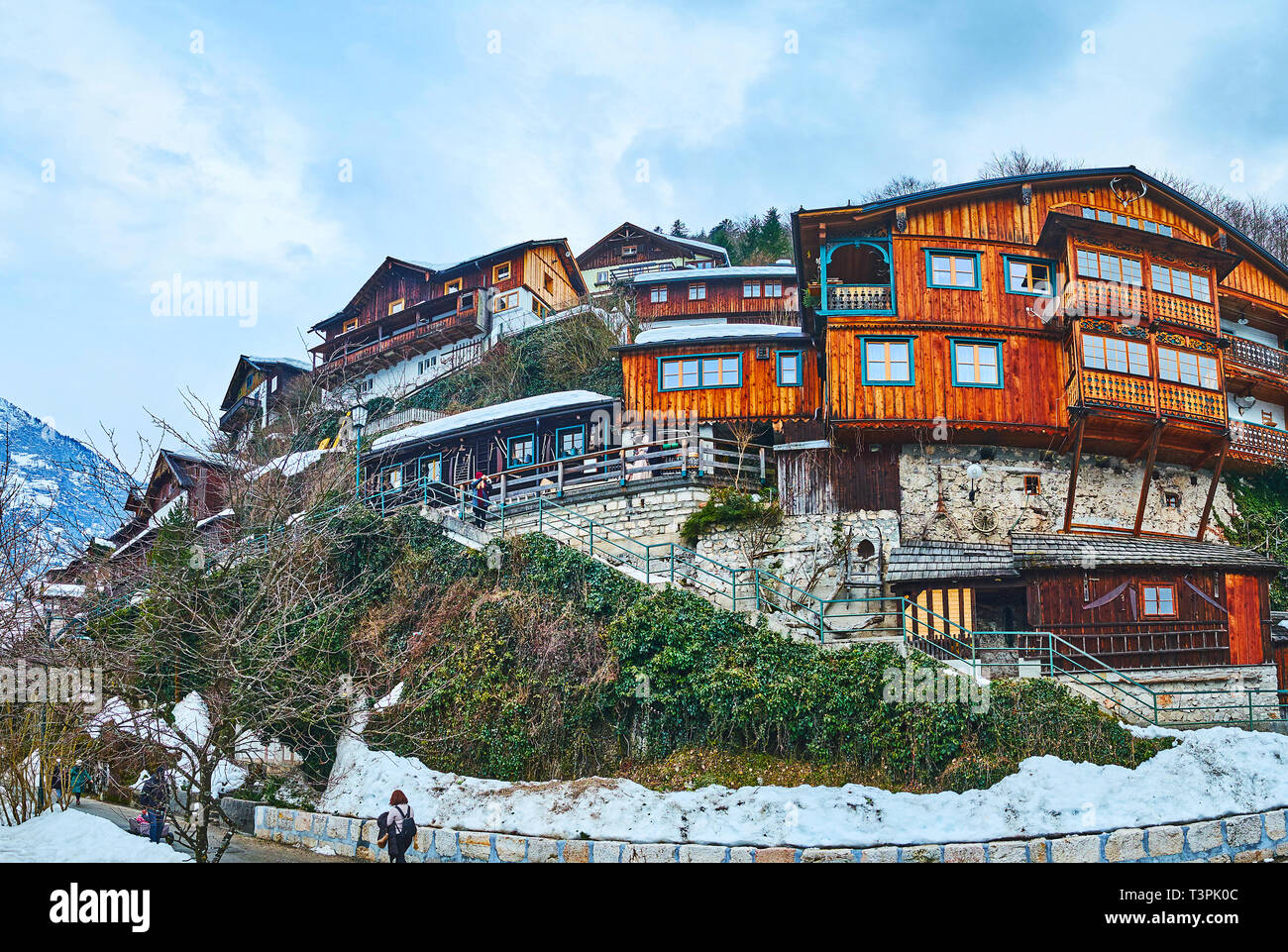 Il ripido pendio del monte Salzberg è coperto con le tradizionali case di legno di Hallstatt, Salzkammergut, Austria. Foto Stock