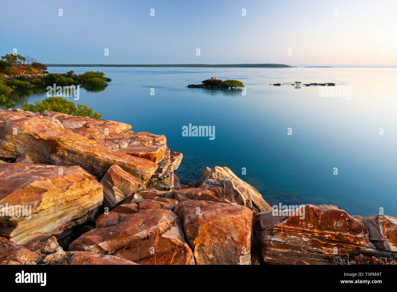 Promontorio roccioso di red rock all alba Dampier Peninsular, Australia occidentale Foto Stock