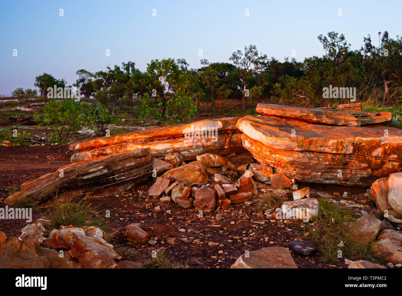 Promontorio roccioso di red rock all alba Dampier Peninsular, Australia occidentale Foto Stock