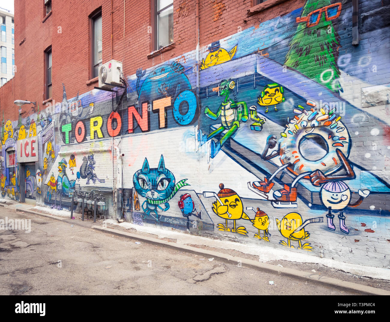 Brillante arte urbana e i murales Graffiti Alley (Rush Lane), in Queen Street West, distretto di Toronto, Ontario, Canada. Foto Stock