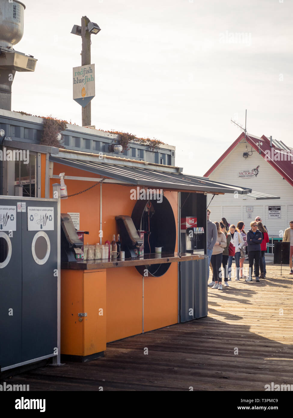 Pesce rosso pesce blu, un popolare dockside ristorante di pesce in Victoria, British Columbia, Canada. Foto Stock