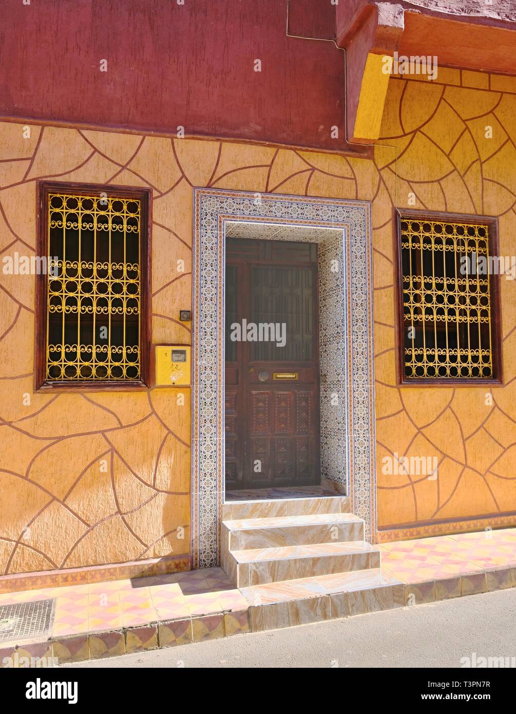 Ingresso di un edificio residenziale con una porta di ingresso e windows, realizzata in stile marocchino tradizioni arte Foto Stock