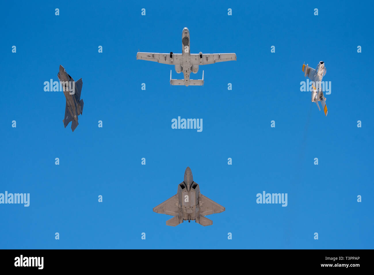 Stati Uniti Air Force Il Mag. Paolo "Loco" Lopez, F-22 Demo Team pilota/commander, vola il Raptor in formazione accanto alla F-35un fulmine II, A-10C Thunderbolt II e F-86 Sabre durante il Thunder & lightning Over Arizona air show a Davis-Monthan Air Force Base, Ariz., 23 marzo 2019. Questo raro quattro-ship Air Force patrimonio formazione di volo in primo piano la guerra di Corea era F-86 Sabre accanto a tre giorno moderno aeromobile. (U.S. Air Force Photo da 2 Lt. Samuel Eckholm) Foto Stock