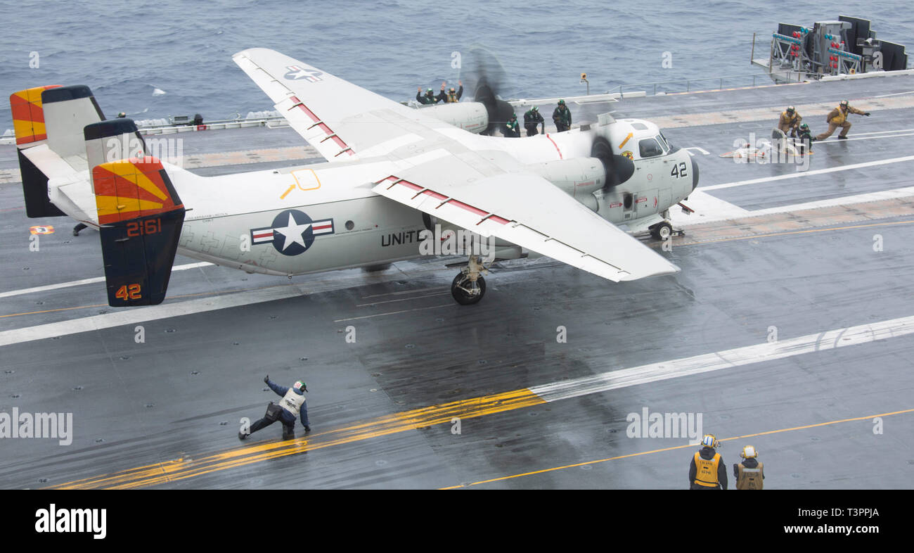 190409-N-PW030-2001 OCEANO ATLANTICO (9 aprile 2019) un C-2un levriero dal 'Rawhides' DELLA FLOTTA DI SUPPORTO LOGISTICO Squadron (VRC) 40 si prepara al lancio dal ponte di volo dell'Nimitz-class portaerei USS Abraham Lincoln (CVN 72) durante le operazioni di volo nell'Oceano Atlantico, Aprile 9, 2019. Abraham Lincoln è in corso come parte di Abramo Lincoln Carrier Strike gruppo deployment a sostegno della sicurezza marittima gli sforzi di cooperazione negli Stati Uniti 5th, sesto e settimo flotta aree di responsabilità. Con Abraham Lincoln come ammiraglia, distribuito strike gruppo attivi comprendono staffs, navi un Foto Stock 190409-N-PW030-2001 OCEANO ATLANTICO (9 aprile 2019) un C-2un levriero dal 'Rawhides' DELLA FLOTTA DI SUPPORTO LOGISTICO Squadron (VRC) 40 si prepara al lancio dal ponte di volo dell'Nimitz-class portaerei USS Abraham Lincoln (CVN 72) durante le operazioni di volo nell'Oceano Atlantico, Aprile 9, 2019. Abraham Lincoln è in corso come parte di Abramo Lincoln Carrier Strike gruppo deployment a sostegno della sicurezza marittima gli sforzi di cooperazione negli Stati Uniti 5th, sesto e settimo flotta aree di responsabilità. Con Abraham Lincoln come ammiraglia, distribuito strike gruppo attivi comprendono staffs, navi un Foto Stock