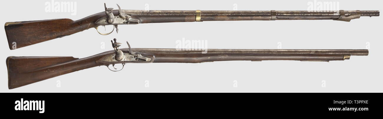 Bracci lunghi, due flintlock fanteria moschetti, sopra: modello francese calibro 18 mm, Crescenzio Parigi a Brescia, Italia, di seguito: British Sea Service moschetto Modello, caliber .37 pollici, XVIII secolo, Additional-Rights-Clearance-Info-Not-Available Foto Stock