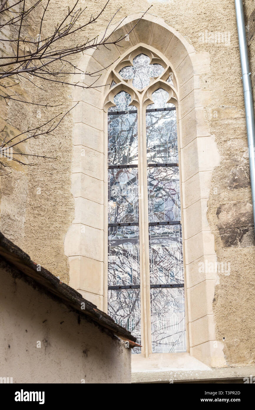 In vetro colorato nella finestra di lancet del gotico di San Giovanni Battista cappella in Sopron, Ungheria Foto Stock