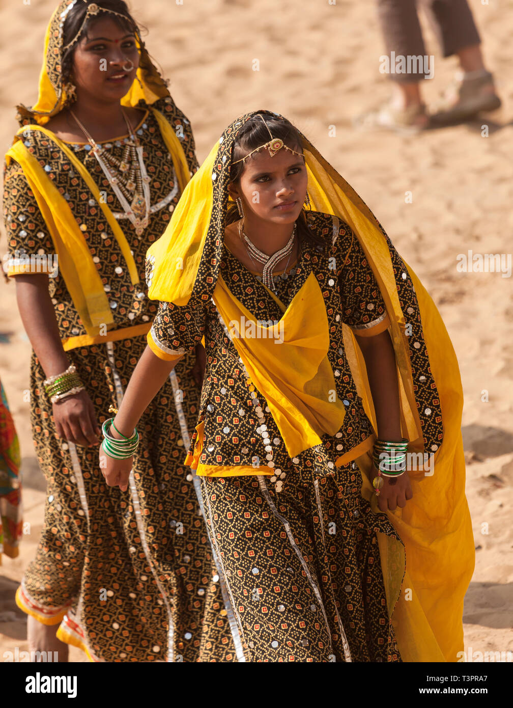 PUSHKAR, India - 21 novembre 2012: ragazze dall'India in tradizionali abiti brillanti al festival. Fiera di cammelli in Pushkar Foto Stock