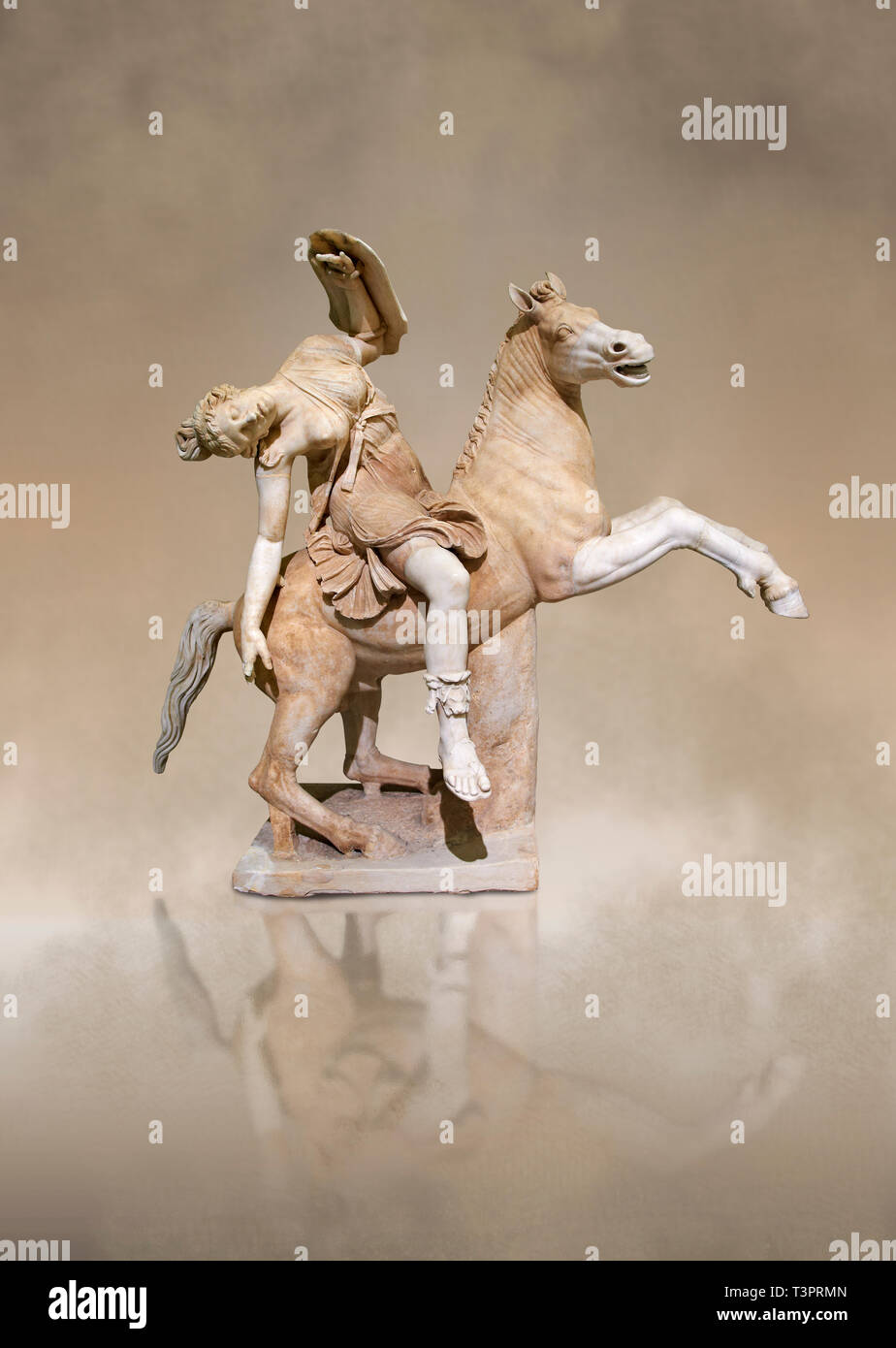 Romano scultura in marmo di un Amazon a cavallo, un secondo ANNUNCIO di  secolo copia da un originale del II secolo A.C. Hellanistic originale  greco, inv 6407, Napoli M Foto stock - Alamy