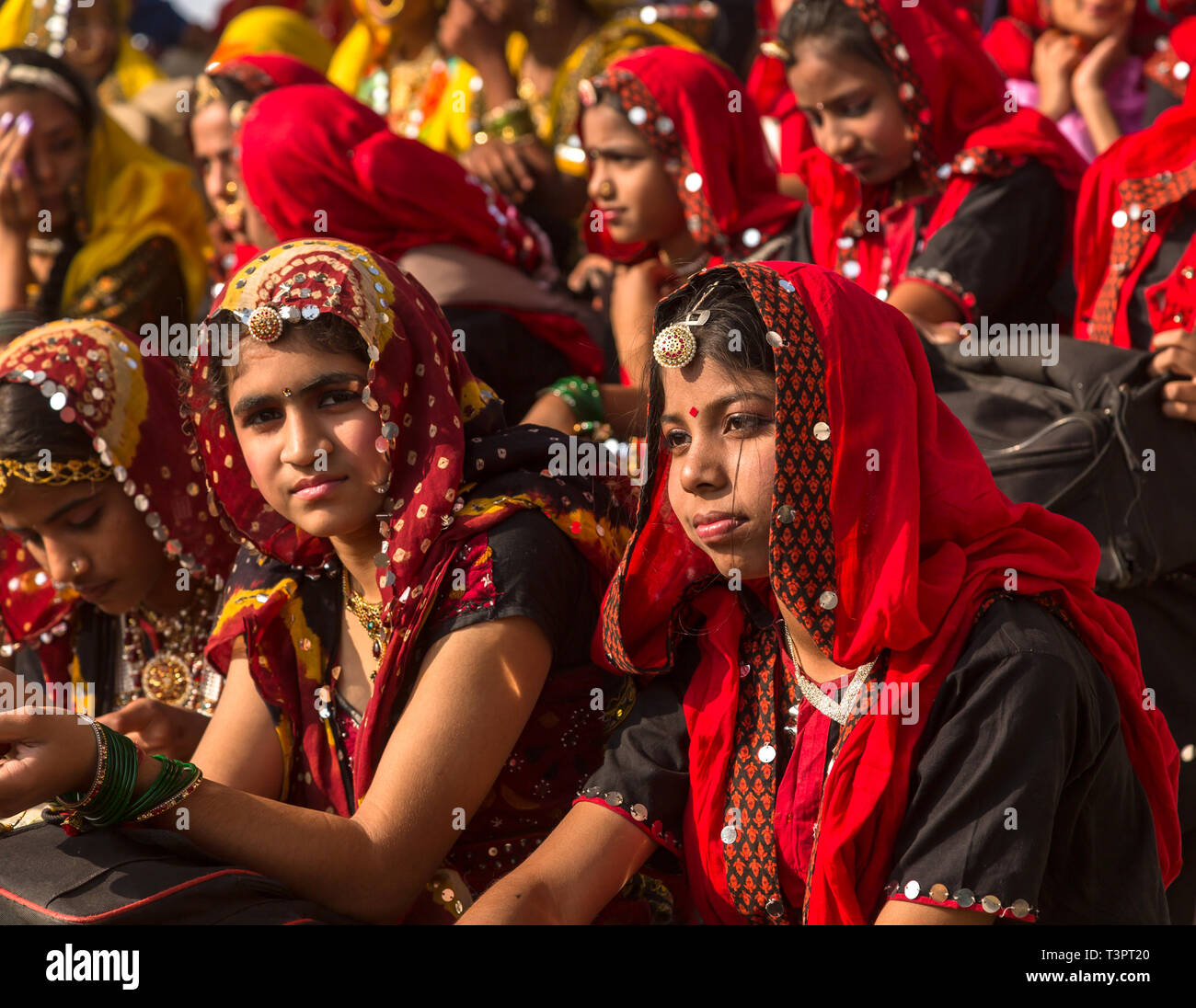 PUSHKAR, India - 21 novembre 2012: ragazze indiano in Pushkar. Fiera di cammelli in Pushkar Foto Stock