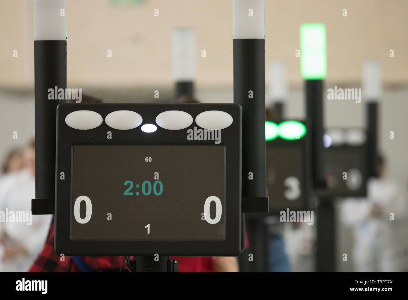 Torneo di scherma. Un conteggio dispositivo elettronico in piedi nella hall Foto Stock