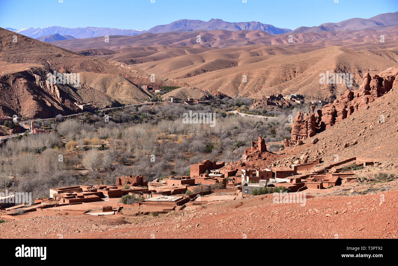 Paesaggio con vecchio villaggio berbero vicino a Boulmane Dades in Montagne Atlas regione in Marocco Foto Stock