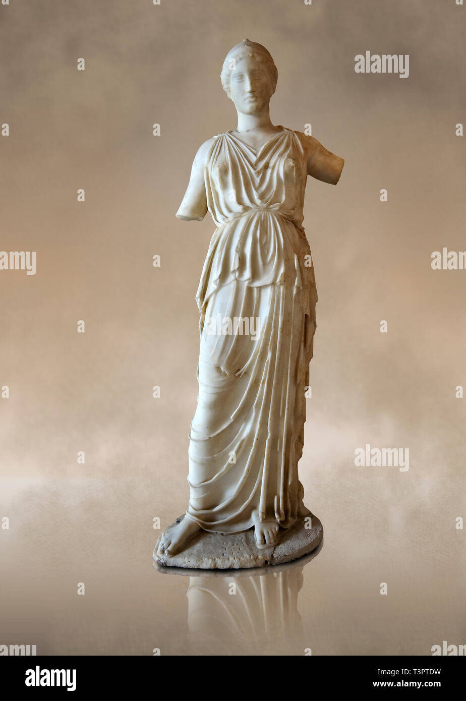 Statua in marmo di Atena, dea della sapienza, Competenze & Warfare da Leptis Magna, Tripolitana. Copia romana di Greco 5 cent. B.C statua. Istanbul Ar Foto Stock
