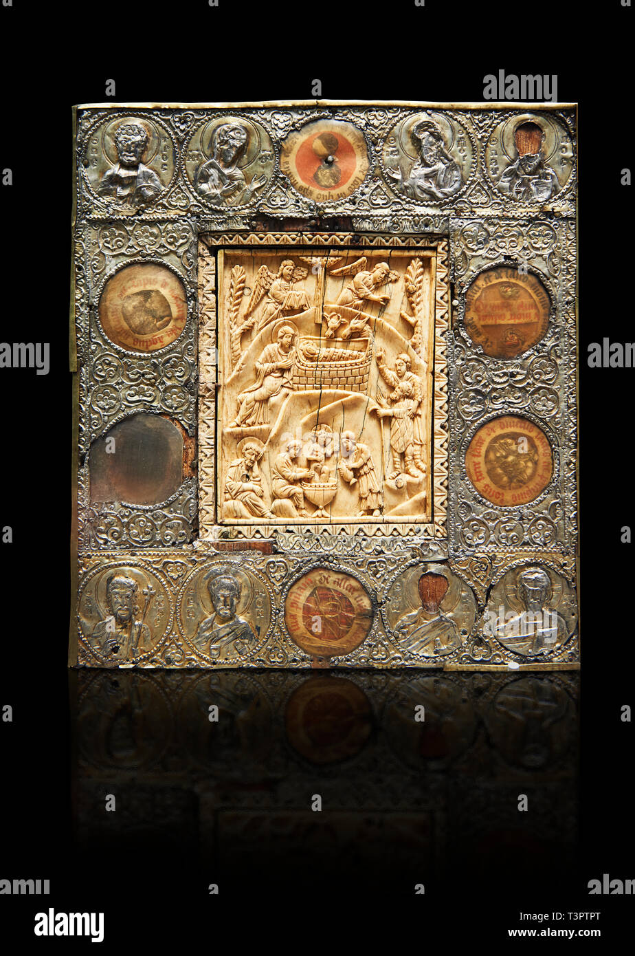 Cristiano medievale icona rilievo raffiguranti scene della natività, una centrale pannello avorio circondato da argento battuto confine. Da Costantinopoli, xi Foto Stock