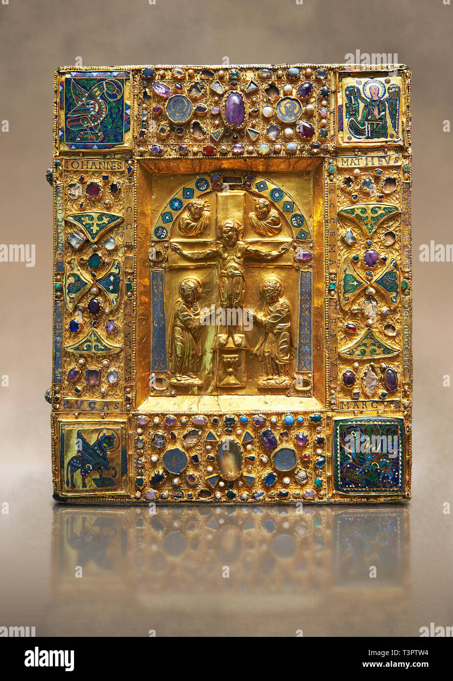 Medievale manoscritto dorato coprire raffigurante la Crocifissione. Xi secolo dal tesoro della Cattedrale di Maastricht. Annuncio. Questo dorata con reli Foto Stock