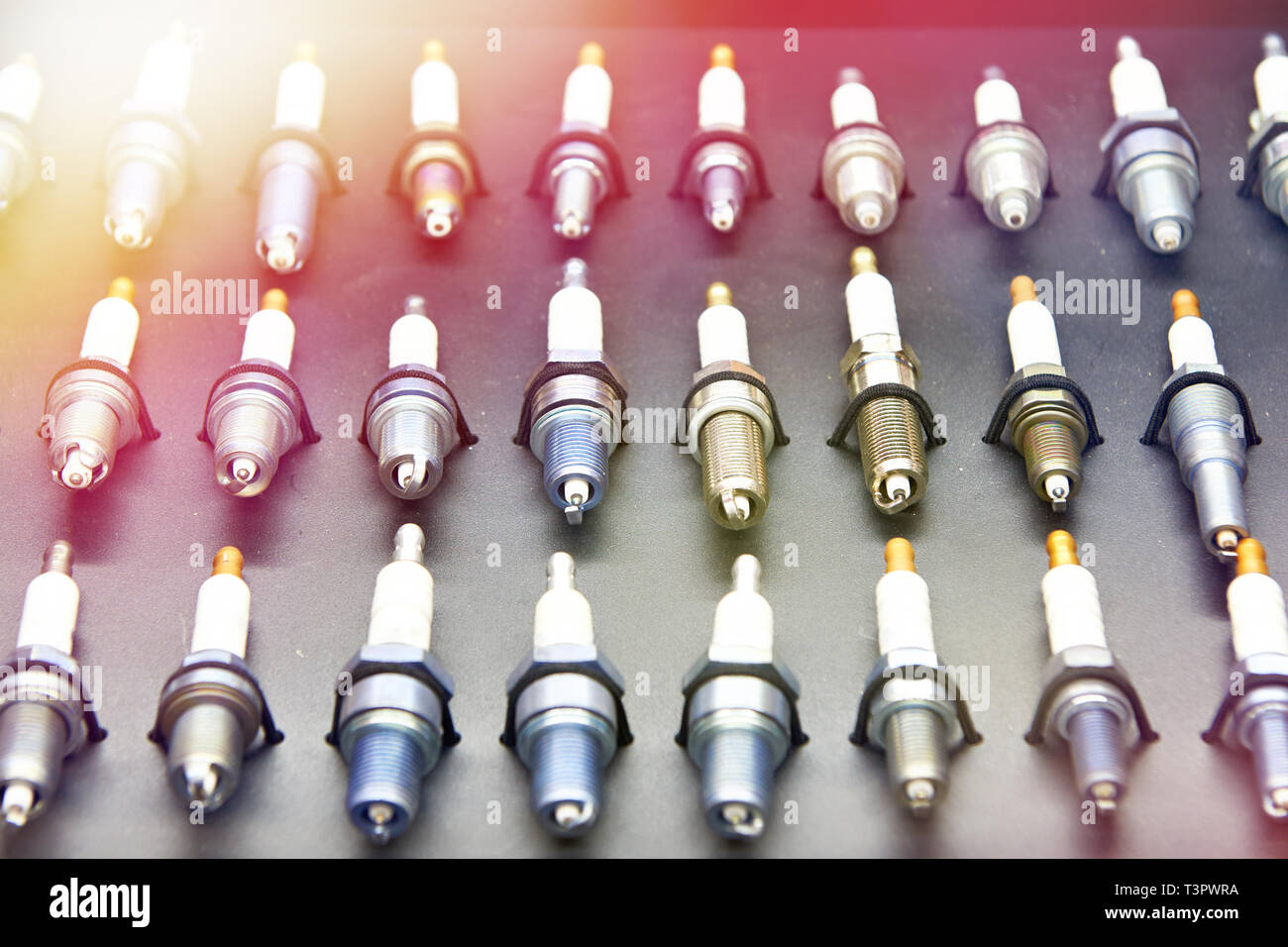 Candele di accensione per auto in negozio Foto Stock