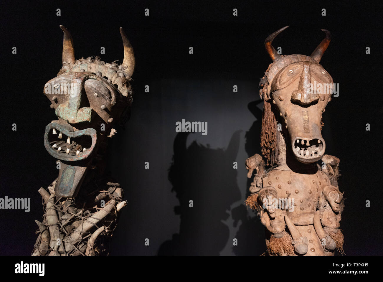 Tenerife, Spagna - 8 Febbraio 2019 : tribale africana in legno intagliato a mano a maschera tribale Africano mostra di cultura . Foto Stock