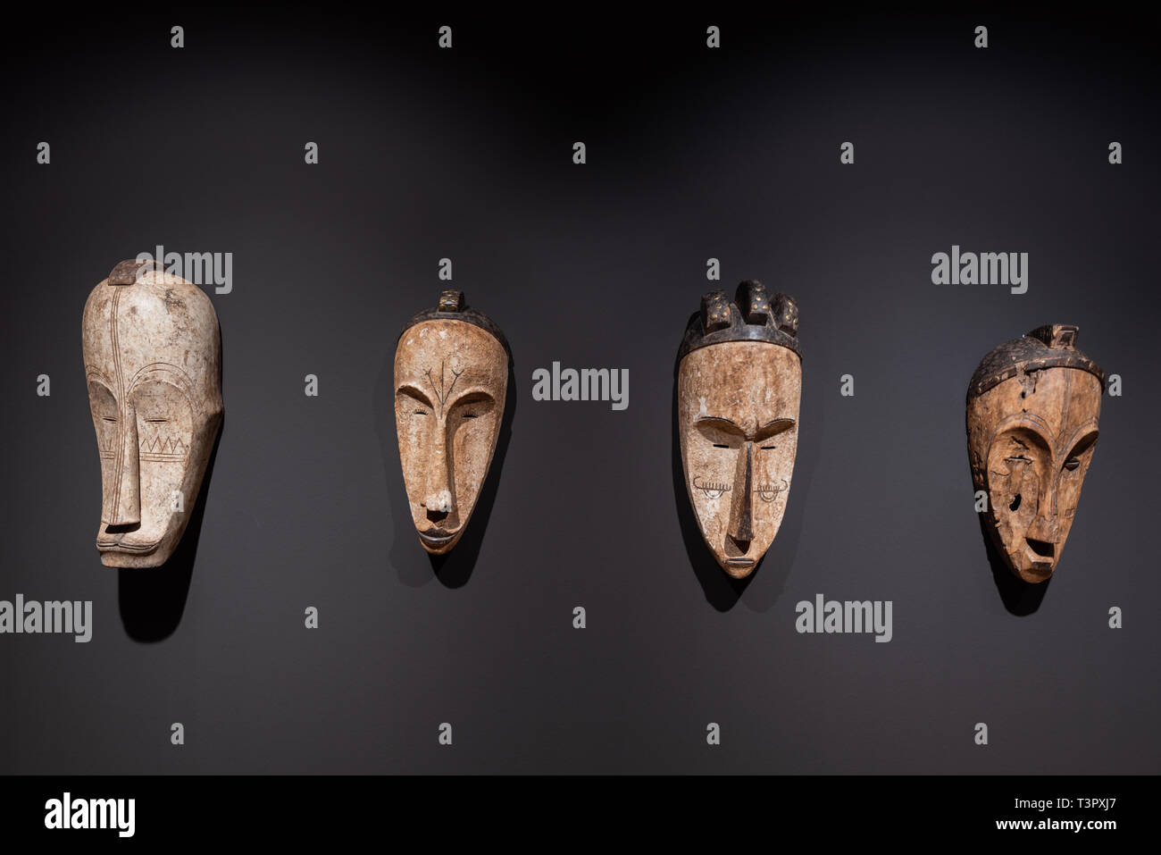 Tenerife, Spagna - 8 Febbraio 2019 : tribale africana in legno intagliato a mano a maschera tribale Africano mostra di cultura . Foto Stock