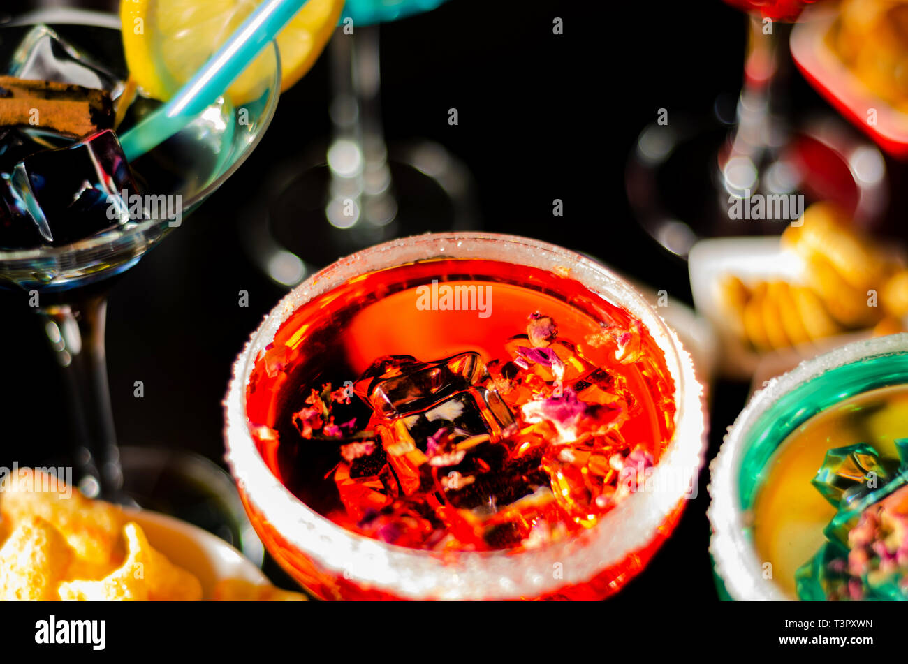 Gustosi e colorati bibite a base di alcoli diversi, sciroppi e liquori, unico effetto del barista di lavoro, party night Foto Stock