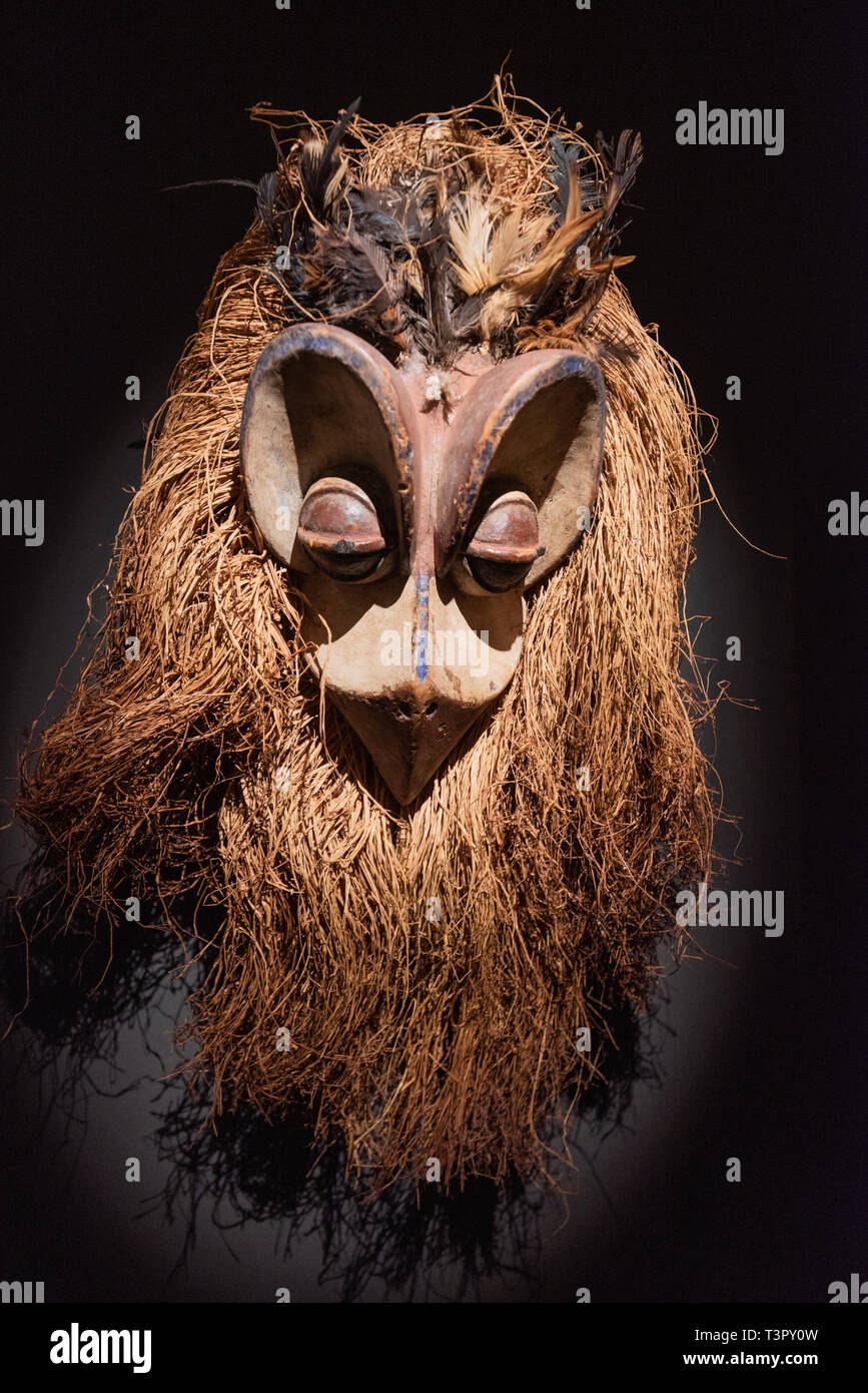 Tenerife, Spagna - 8 Febbraio 2019 : tribale africana in legno intagliato a mano a maschera tribale Africano mostra di cultura . Foto Stock
