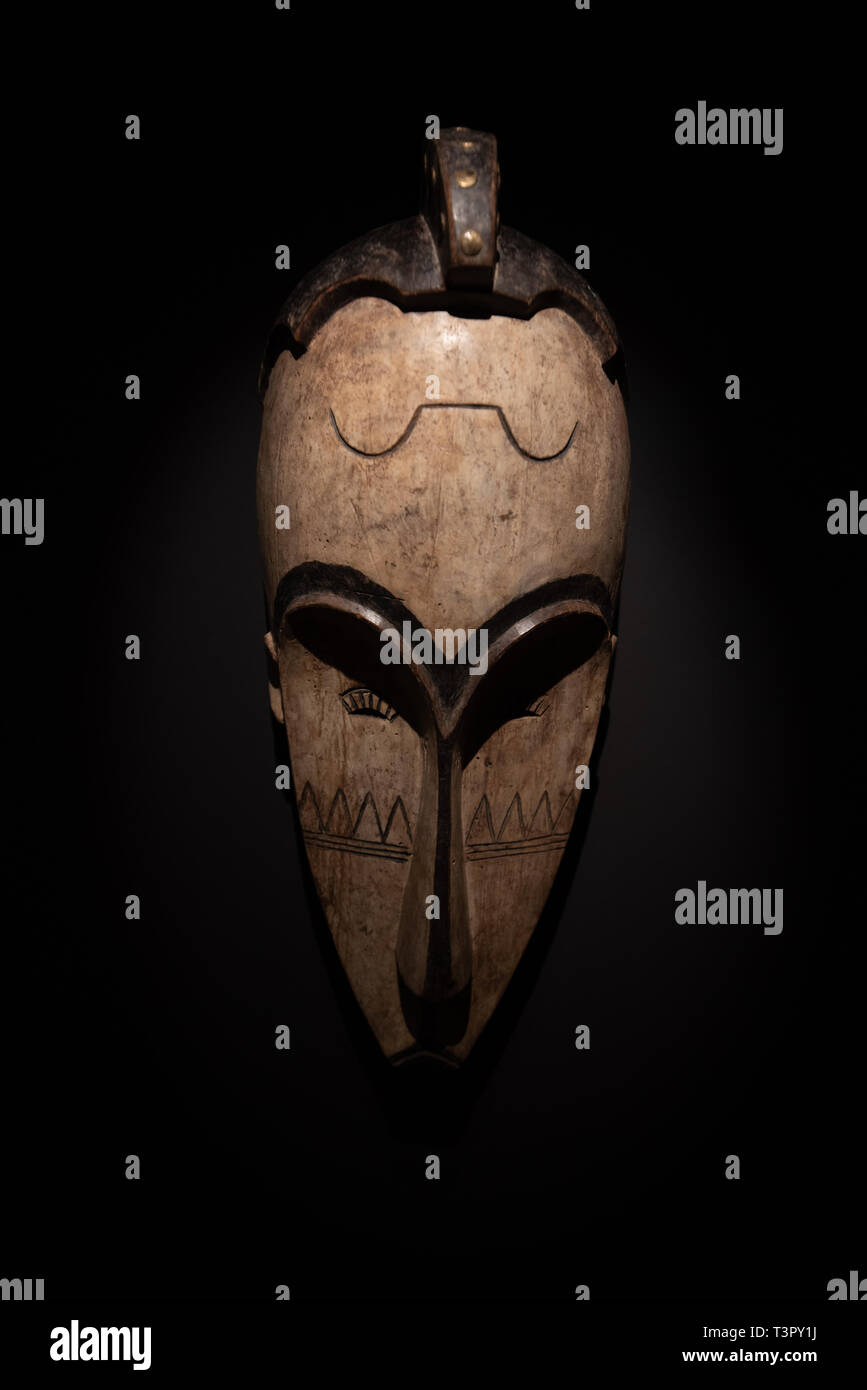 Tenerife, Spagna - 8 Febbraio 2019 : tribale africana in legno intagliato a mano a maschera tribale Africano mostra di cultura . Foto Stock