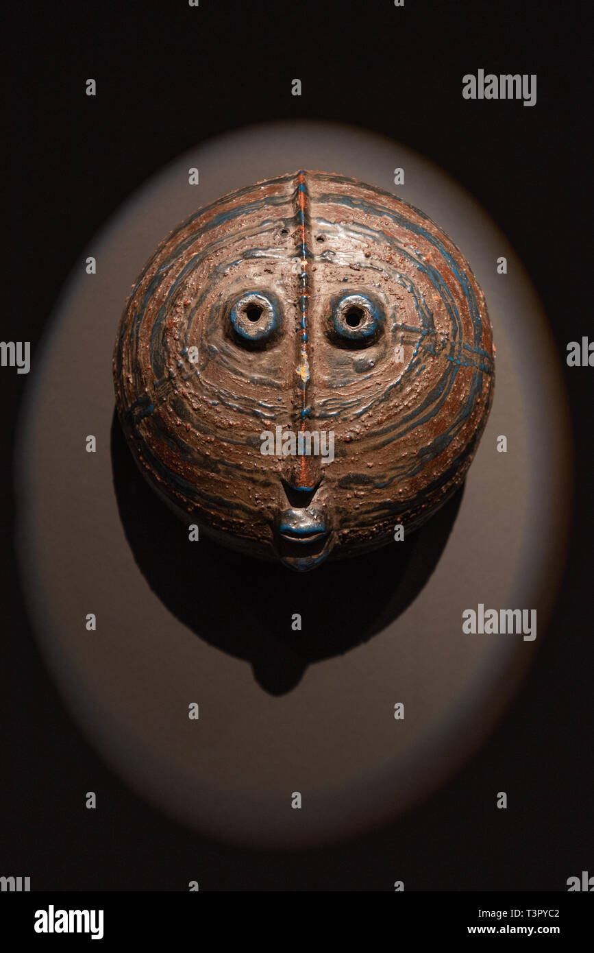 Tenerife, Spagna - 8 Febbraio 2019 : tribale africana in legno intagliato a mano a maschera tribale Africano mostra di cultura . Foto Stock