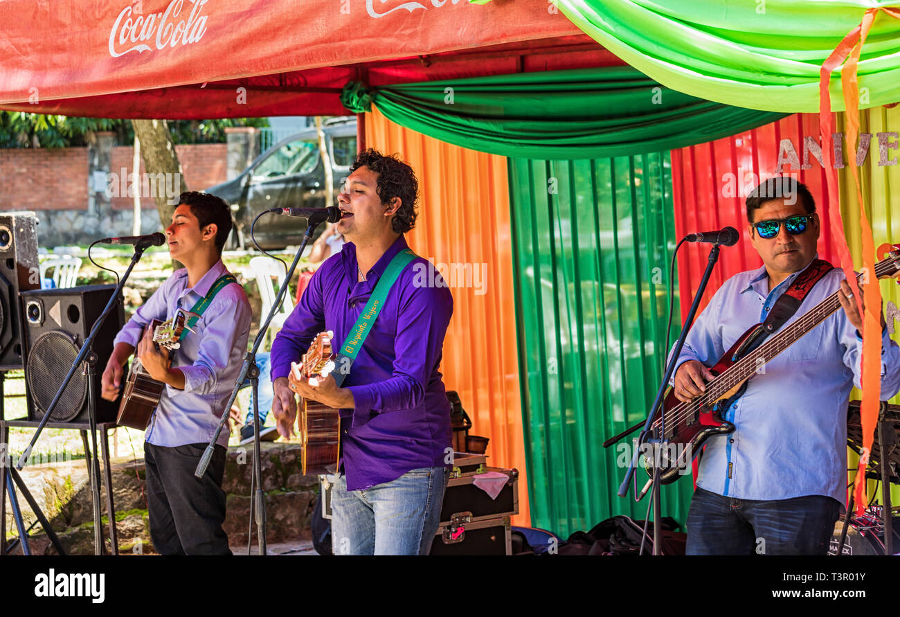 San Bernardino, Paraguay - Novembre 11, 2017: un paraguaiano live band è il canto sul mercato tedesco del San Bernardino, che avviene ogni Saturda Foto Stock