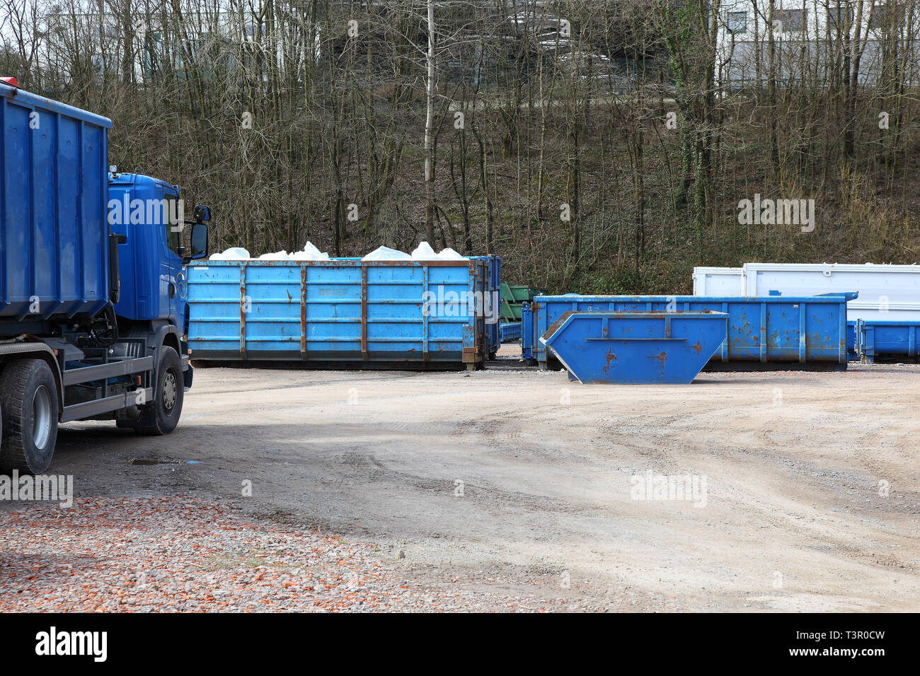 Cantiere di riciclaggio con camion e container Foto Stock