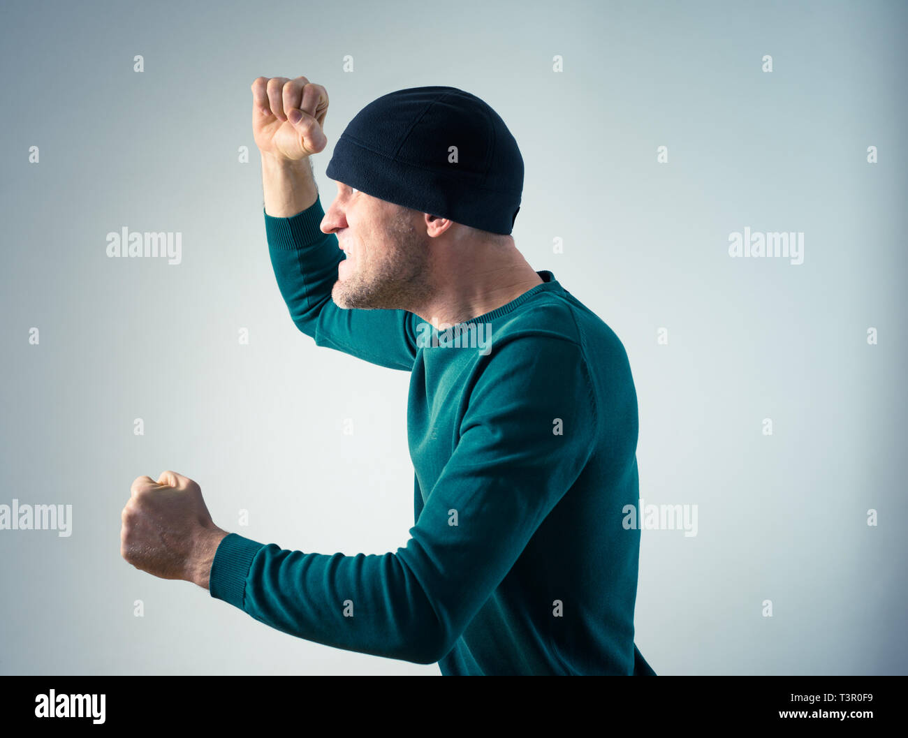 Angry Man deliberando mad Foto Stock