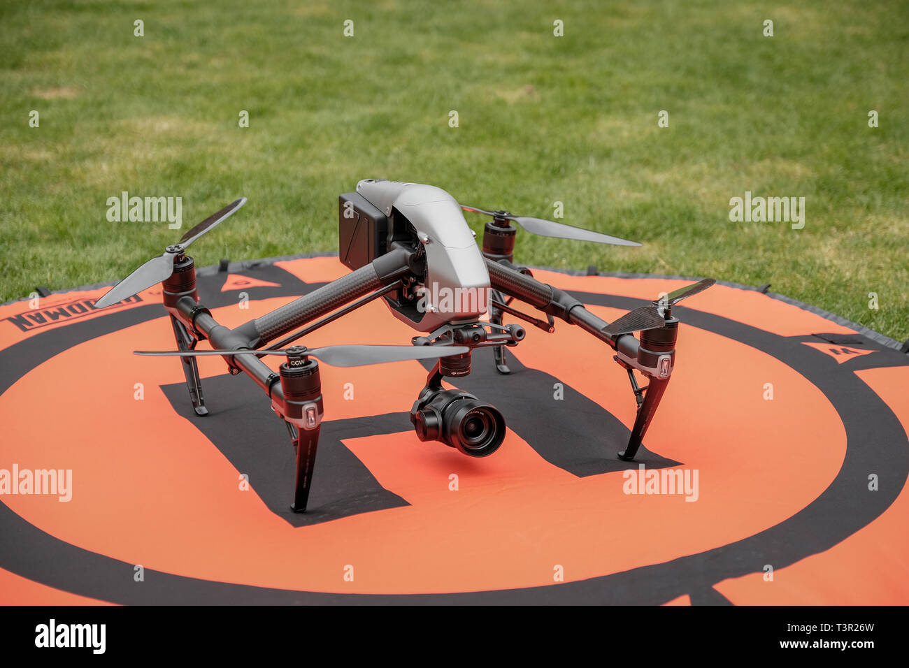 Un DJI ispirare 2 professional drone a terra su un arancione tappetino di  atterraggio con erba circostante Foto stock - Alamy
